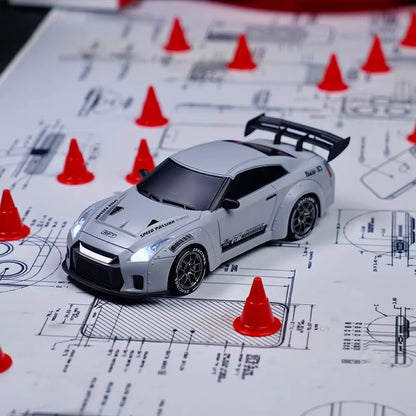 Auto da corsa GTR telecomandata scala 1:24 ricaricabile con cavo USB