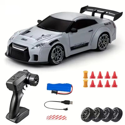 Auto da corsa GTR telecomandata scala 1:24 ricaricabile con cavo USB