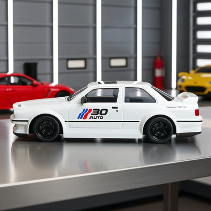 Auto da drift E30 telecomandata scala 1:24 ricaricabile con cavo USB