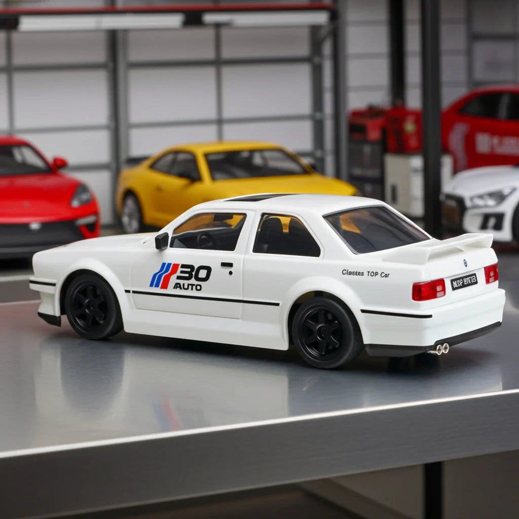 Auto da drift E30 telecomandata scala 1:24 ricaricabile con cavo USB