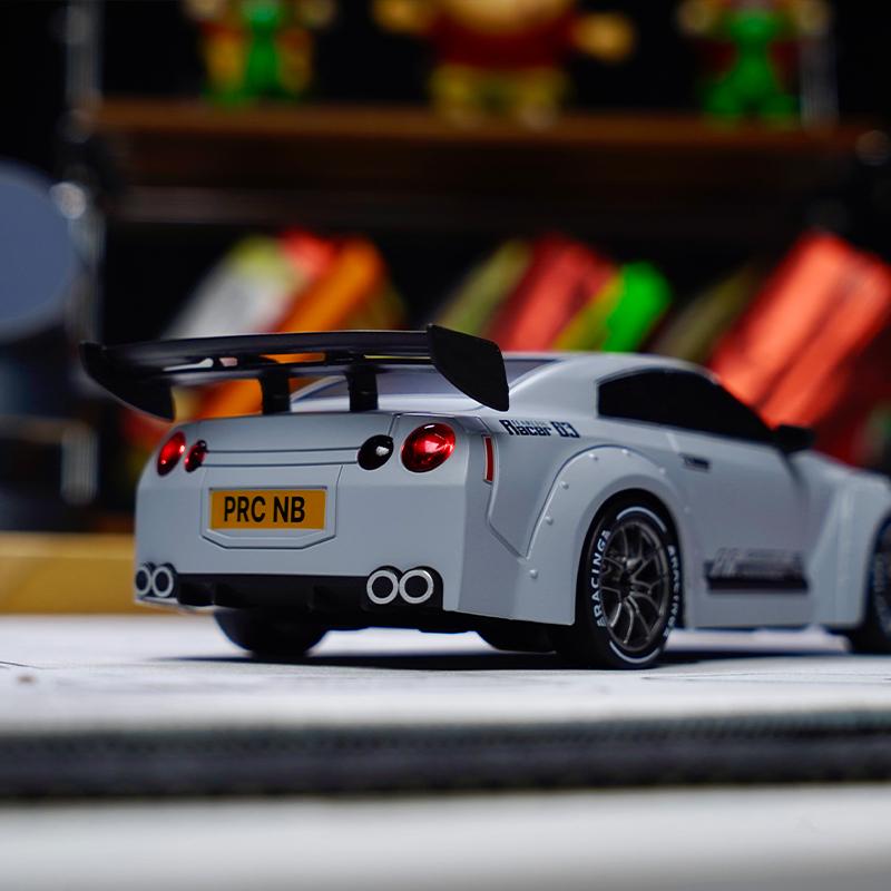 Auto da corsa GTR telecomandata scala 1:24 ricaricabile con cavo USB