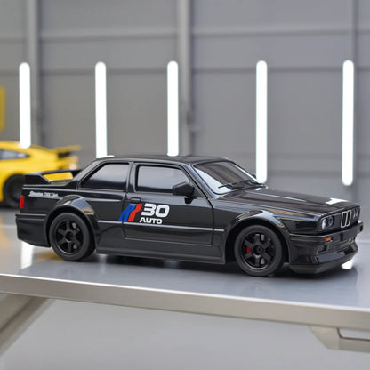 Auto da drift E30 telecomandata scala 1:24 ricaricabile con cavo USB