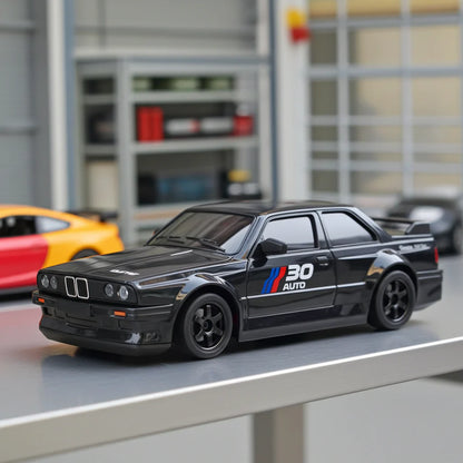 Auto da drift E30 telecomandata scala 1:24 ricaricabile con cavo USB
