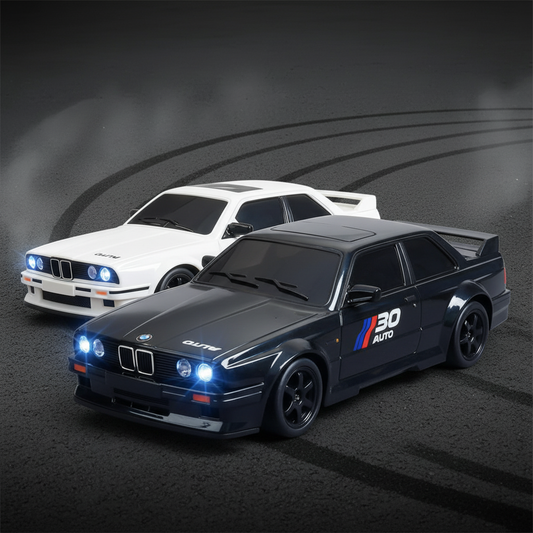 Auto da drift E30 telecomandata scala 1:24 ricaricabile con cavo USB