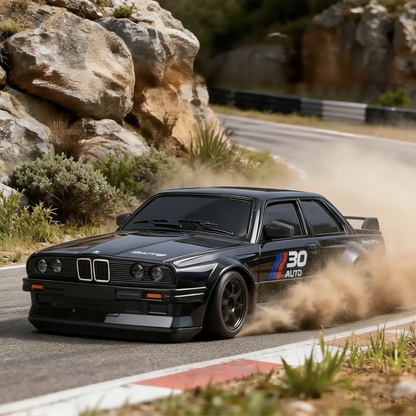 Auto da drift E30 telecomandata scala 1:24 ricaricabile con cavo USB