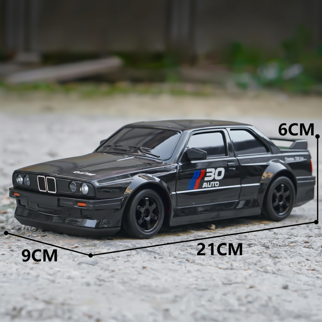 Auto da drift E30 telecomandata scala 1:24 ricaricabile con cavo USB