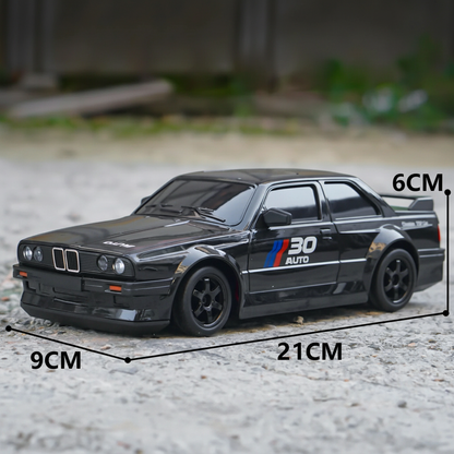 Auto da drift E30 telecomandata scala 1:24 ricaricabile con cavo USB