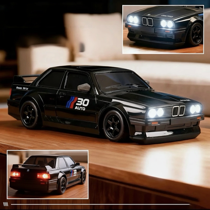 Auto da drift E30 telecomandata scala 1:24 ricaricabile con cavo USB