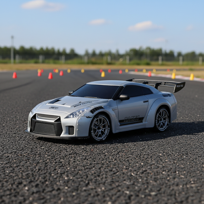 Auto da corsa GTR telecomandata scala 1:24 ricaricabile con cavo USB