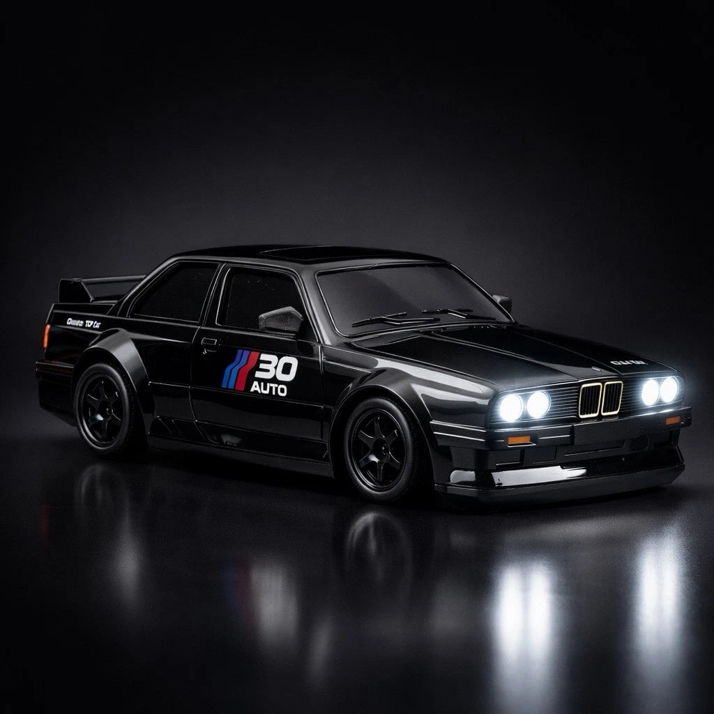 Auto da drift E30 telecomandata scala 1:24 ricaricabile con cavo USB