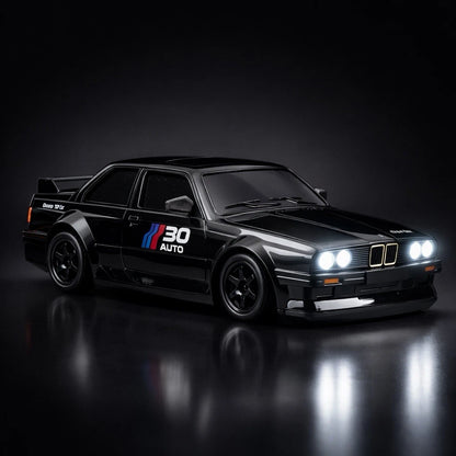 Auto da drift E30 telecomandata scala 1:24 ricaricabile con cavo USB